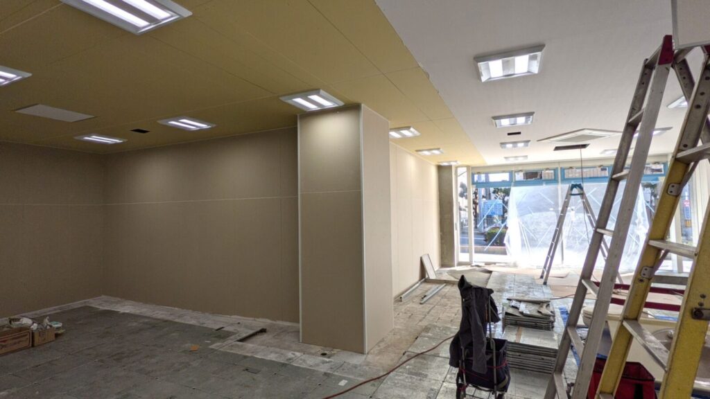 リニューアル工事中の店内